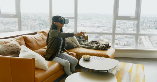 Mujer usando auriculares de realidad virtual — Vídeo de stock