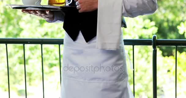 Мужчина официант держит поднос с кофе — стоковое видео