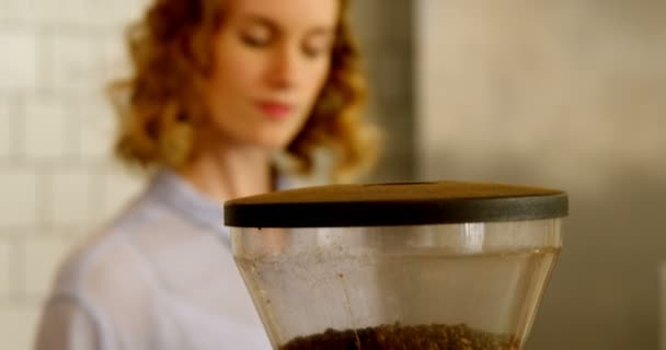 Barista voorbereiding van koffie — Stockvideo