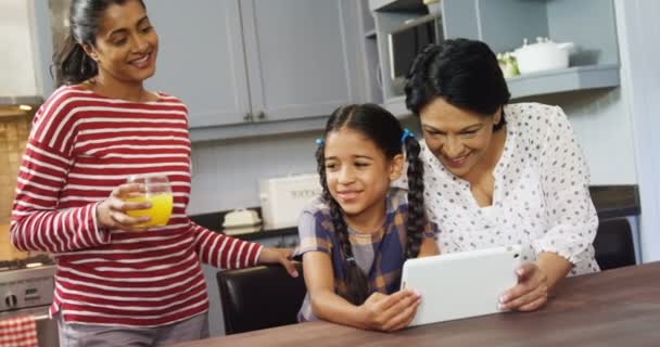 Rodzina korzystająca z tabletu cyfrowego — Wideo stockowe