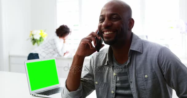 Man talar på mobiltelefon — Stockvideo