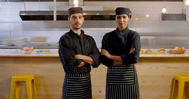 Chef de pie con el brazo cruzado — Vídeo de stock