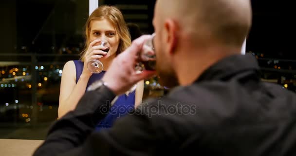 Casal brindar copo de vinho — Vídeo de Stock