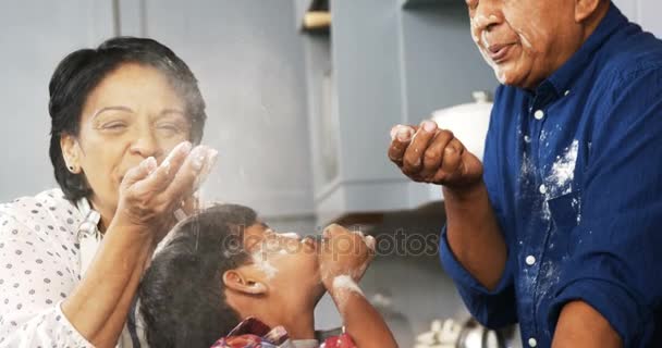 Семья веселится на кухне — стоковое видео
