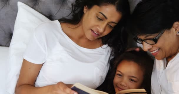 Сім'я читає книгу — стокове відео