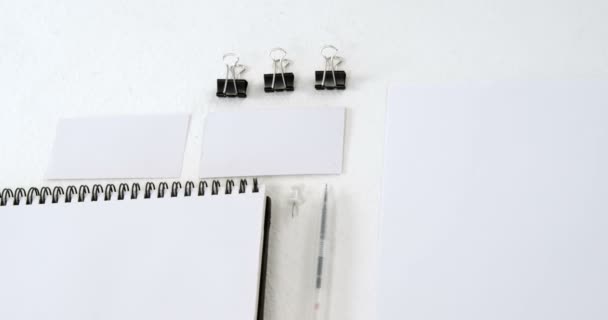 Organizzatore e penna su sfondo bianco — Video Stock