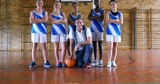 コーチと 4 k のバスケット ボールに子どもたちの肖像画 — ストック動画