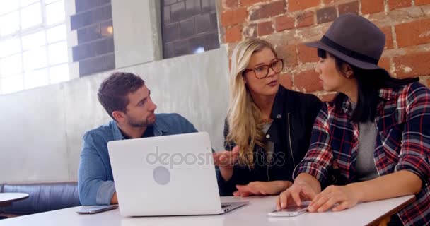 Executivos discutindo sobre laptop — Vídeo de Stock