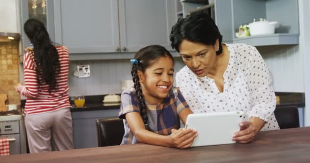 Семья с помощью цифрового планшета — стоковое видео