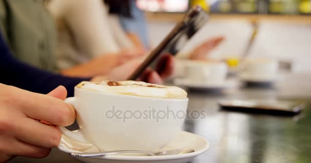 Manager beim Kaffee am Tisch — Stockvideo