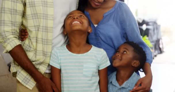 Família em pé na sala de estar — Vídeo de Stock