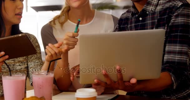 Führungskräfte diskutieren über Laptop — Stockvideo