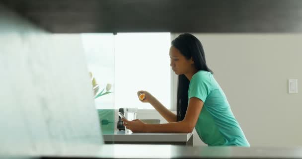 Mujer usando el teléfono móvil mientras — Vídeo de stock