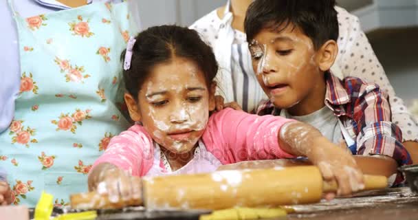 Familia preparando cookies — Vídeo de stock