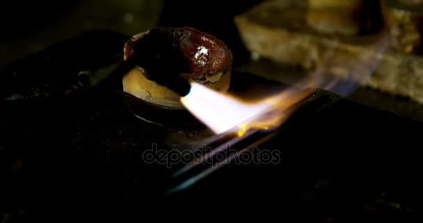 Welding torch is being used to melt jewellery — Stock Video