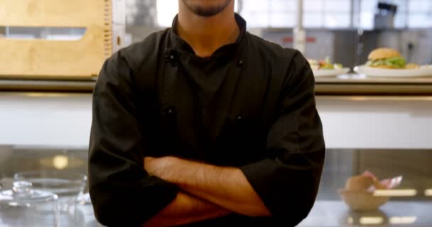 Chef debout dans la cuisine — Video