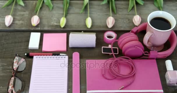 Accesorios femeninos en la mesa — Vídeo de stock