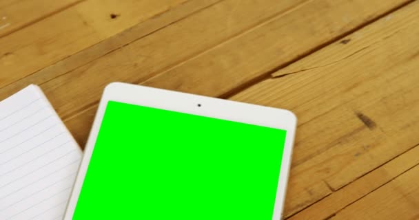 Digitales Tablet und Stift auf dem Tisch — Stockvideo