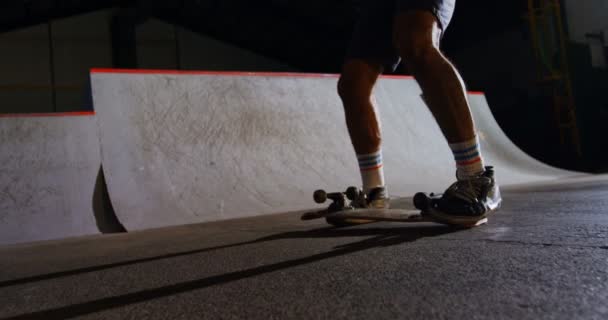 Человек, практикующий скейтбординг — стоковое видео