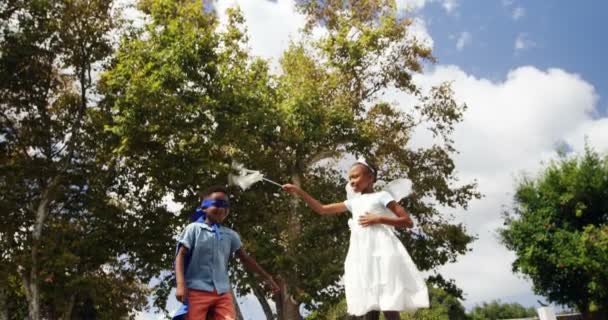 Frère et sœur s'amusent dans le parc — Video