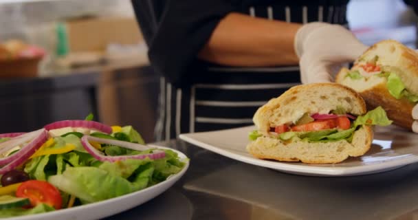 Šéfkuchař připravuje sendvič — Stock video