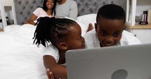 Bambini che utilizzano laptop — Video Stock