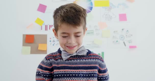 Улыбающийся мальчик в офисе — стоковое видео