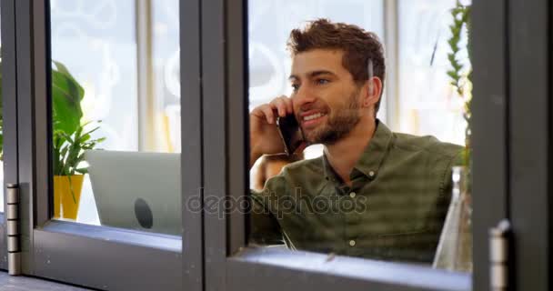 Muž mluví na mobilním telefonu — Stock video