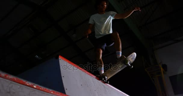 Hombre practicando skate — Vídeos de Stock