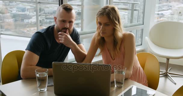 Casal usando laptop — Vídeo de Stock