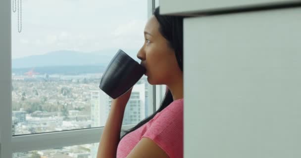 Женщина пьет кофе — стоковое видео