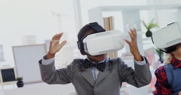 Crianças usando headset realidade virtual — Vídeo de Stock