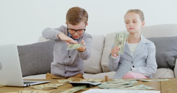 Barnen kastar pengar — Stockvideo