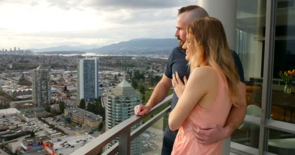 Couple pointing at distance — Stock Video