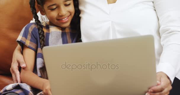 Бабушка и внучка используют ноутбук — стоковое видео