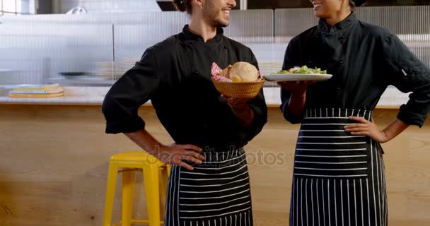 Chefs présentant leur plat à la cuisine — Video