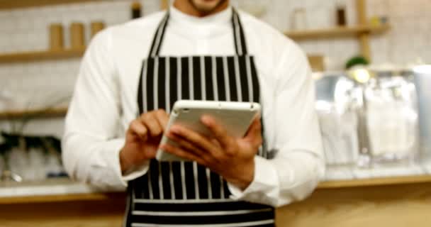 Kelner przy użyciu cyfrowego tabletu — Wideo stockowe