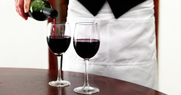 Serveur masculin versant du vin dans des verres à vin — Video