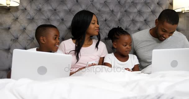 Семья с использованием электронных устройств — стоковое видео