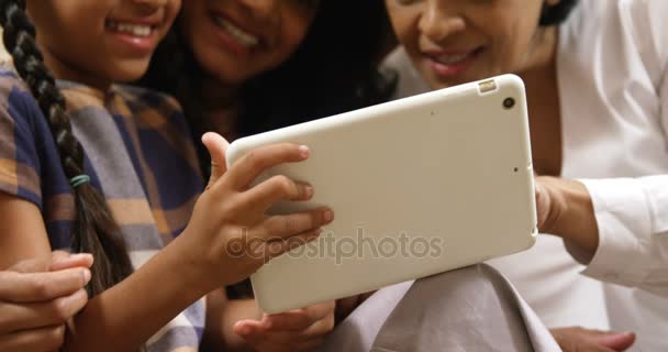 Famiglia utilizzando tablet digitale — Video Stock