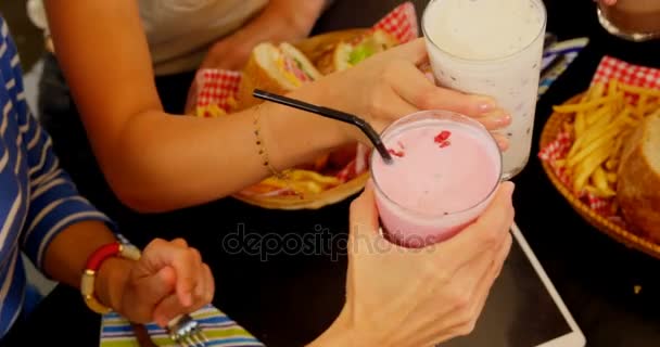 Sección Media Ejecutivos Brindando Batido Cafetería Oficina — Vídeo de stock