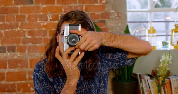 Executivo Tirando Foto Câmera Vintage Escritório Cafetaria — Vídeo de Stock