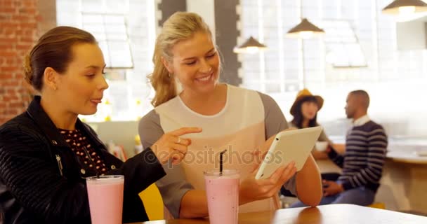 Ejecutivos Femeninos Usando Tableta Digital Mostrador Café Oficina — Vídeos de Stock