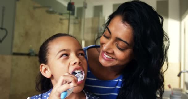 Mãe Ensinando Sua Filha Escovar Dentes Banheiro Casa — Vídeo de Stock