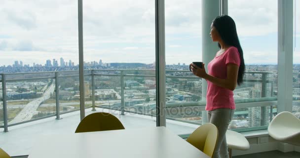 Femme Regardant Par Fenêtre Tout Ayant Une Tasse Café Maison — Video