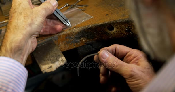 Goldsmith fijación de diamante en brazalete — Vídeos de Stock