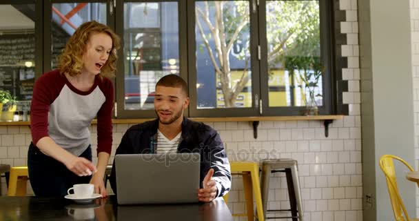 Führungskräfte Diskutieren Über Laptop Büro Café — Stockvideo