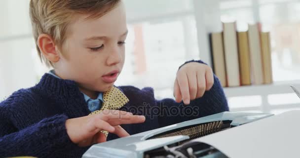 Крупный План Мальчика Работающего Пишущей Машинке Офисе — стоковое видео