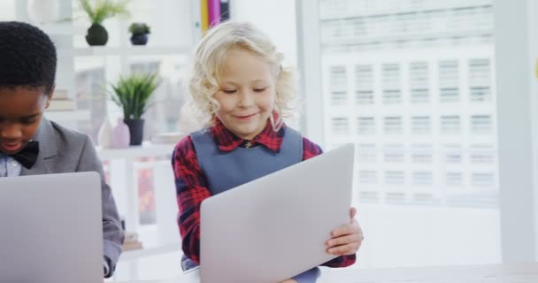 Ejecutivos usando laptop — Vídeos de Stock