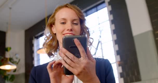 Užásné Úsměvem Při Používání Mobilních Telefonů Kanceláři Jídelna — Stock video